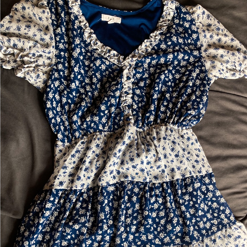 Selling beautiful navy flower dress size small, fits medium as well knee length